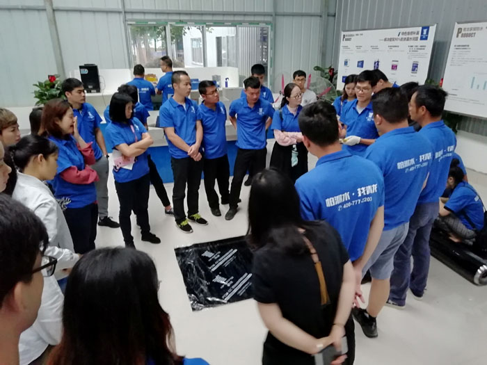 (Students visit the waterproof membrane construction method)