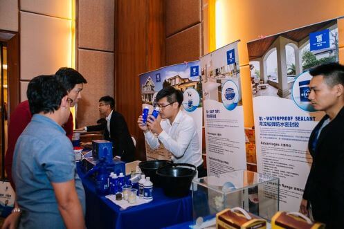 China's colleague presented the product to guests