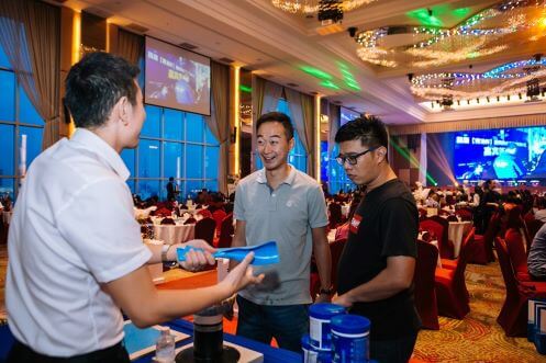 China's colleague presented the product to guests